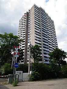 Hochhaus mit Balkonen Vogelstang Juni 2012.JPG