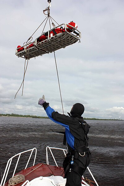 File:Hoist of the victim to the helicopter. Training of rescue swimmers AOSS.jpg