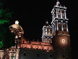 라이트에 비추어진 푸에블라 교회