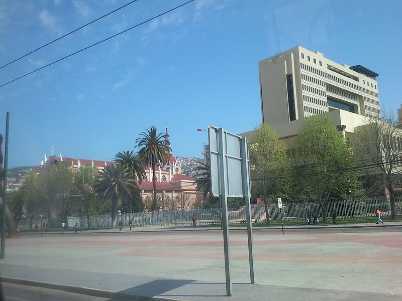 File:Iglesia de los Doce Apóstoles y Congreso 2.jpg