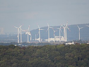 Einige Anlagen des Windparks. Die Enercon-Anlagen im Vordergrund gehören zum Windpark Broichweiden