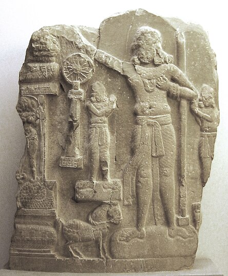 Stela die een chakravartin (wereldheerser) uitbeeldt. Wellicht is de heerser in kwestie Ashoka(eerste eeuw v.Chr.), vindplaats Amaravathi (Andhra Pradesh), Musée Guimet