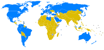 Mapa que se muestra en color azul países con un Índice de Desarrollo Humano igual o mayor a 0,8 y de color amarillo menor a 0,8 en 2007.