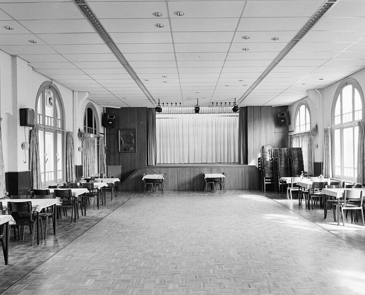 File:Interieur grote zaal, overzicht naar toneel - Mierlo - 20333742 - RCE.jpg