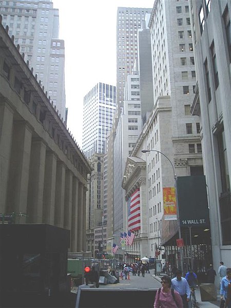 Файл:Intersection of Nassau Street and Broad Street, overlooking Wall Street (2005).jpg