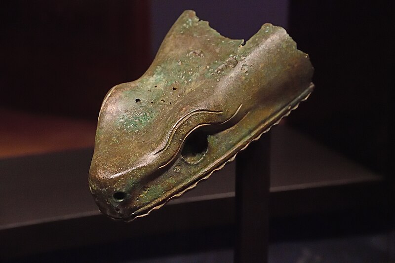 File:Istanbul Archaeology Museum serpent head from Delphi about 478 BC then Hippodrome Istanbul 4104.jpg