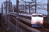 Shinkansen 0 dengan formasi 16 gerbong di jalur Tokaido Shinkansen dengan layanan Kodama, tampak stiker "Arigatō 0 Series" pada 18 September 1999