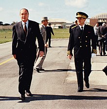 Jean-Charles Marchiani, préfet du Var et Jacques Chirac, président de la République en 1996 à la Base d'aéronautique navale d'Hyères Le Palyvestre en 1996.