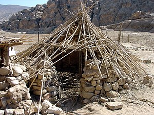 Reconstrucció d'una casa rodona mig soterrada des de l'inici del PPNB a Beidha, Jordània