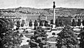 Jubiläumssäule auf dem Schlossplatz in Stuttgart, um 1893, Fotografie von de:Hermann Brandseph. Im Hintergrund: Neues Schloss.