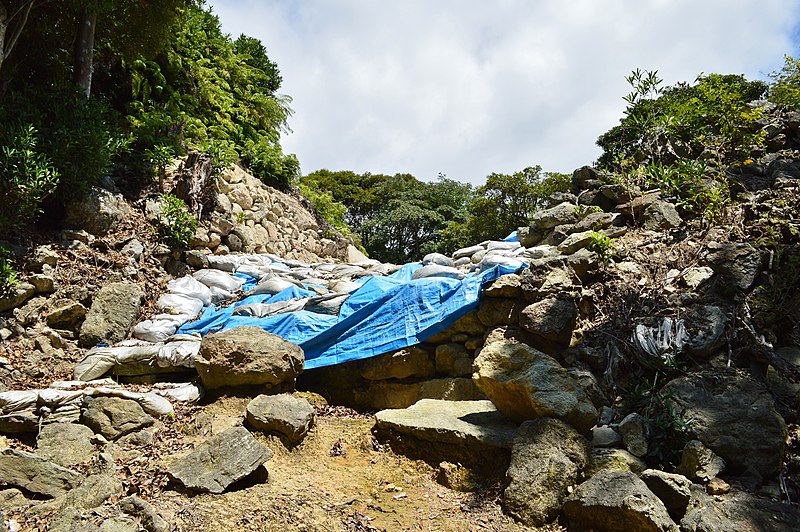 File:Kanata Castle, Minamimon-1.jpg