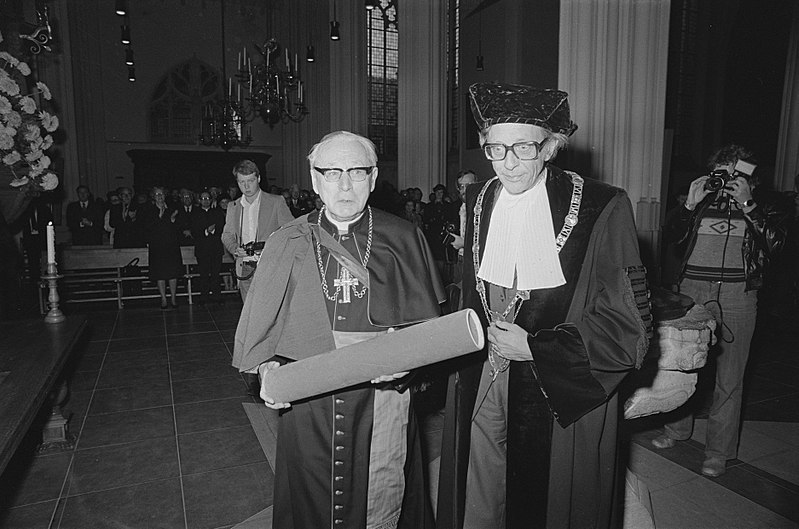 File:Kardinaal Alfrink ontvangt in St Stevenskerk ere-doctoraat in godgeleerdheid K, Bestanddeelnr 928-8337.jpg