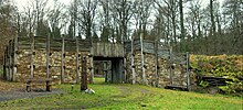 Reconstitution d'une porte protohistorique en pierre et bois