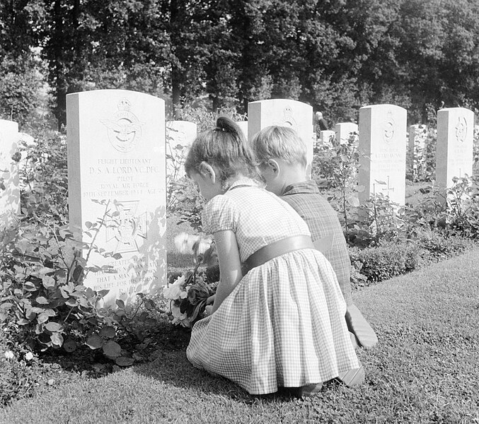 File:Kinderen leggen bloemen op de Britse militaire begraafplaats Oosterbeek (2).jpg