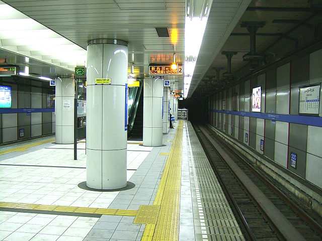 640px-Kobe-subway-K04-Harborland-station-platform.jpg