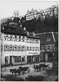 Der Kornmarkt mit Pferdekutschen und Marienstatue, 1881