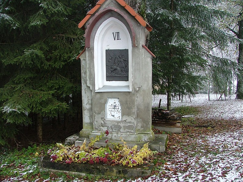 File:Kreuzwegstation im Gschnaid - panoramio.jpg