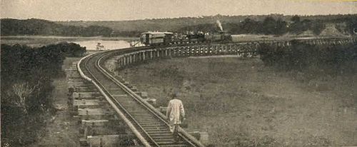 Rel kereta api dekat Mombasa, sekitar tahun 1899.
