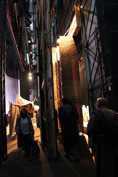 File:La Passió d'Olesa. Primer entreacte. Vista lateral de l'escenari i el teler.jpg