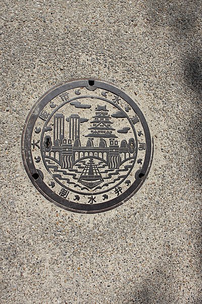 File:Laika ac Osaka Castle (8574034986).jpg