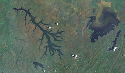 Rwerujärvi ja sen lähijärvet satelliittikuvassa: Rwerujärvi on pyöreähkö järvi kuvan oikeassa reunassa