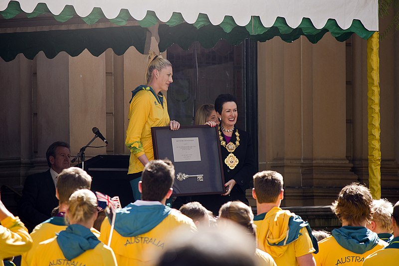 File:Lauren Jackson receiving the key of the City of Sydney from the Mayor, Clover Moore.jpg