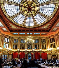 Le grand hall de la chambre de commerce de Lille (Nord-Pas-de-Calais). (définition réelle 2 052 × 2 350)