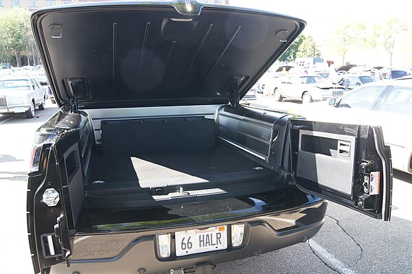 Lincoln Blackwood, cargo area doors open