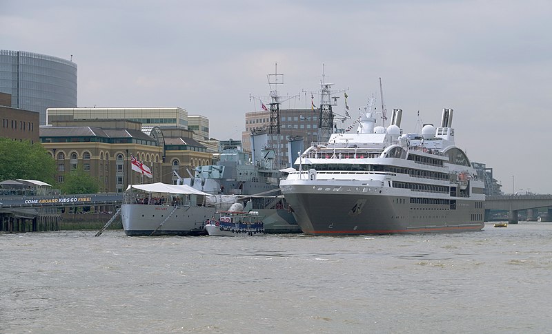 File:London MMB »0V3 HMS Belfast and "Le Boreal".jpg