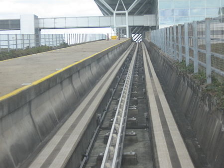 Fail:London_Stansted_people_mover_rail.JPG