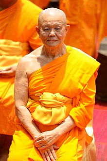 Luang Por Dattajivo zittend