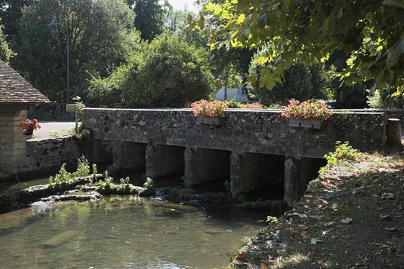 File:Lusigny-sur-Ouche (21) Pont 384.jpg