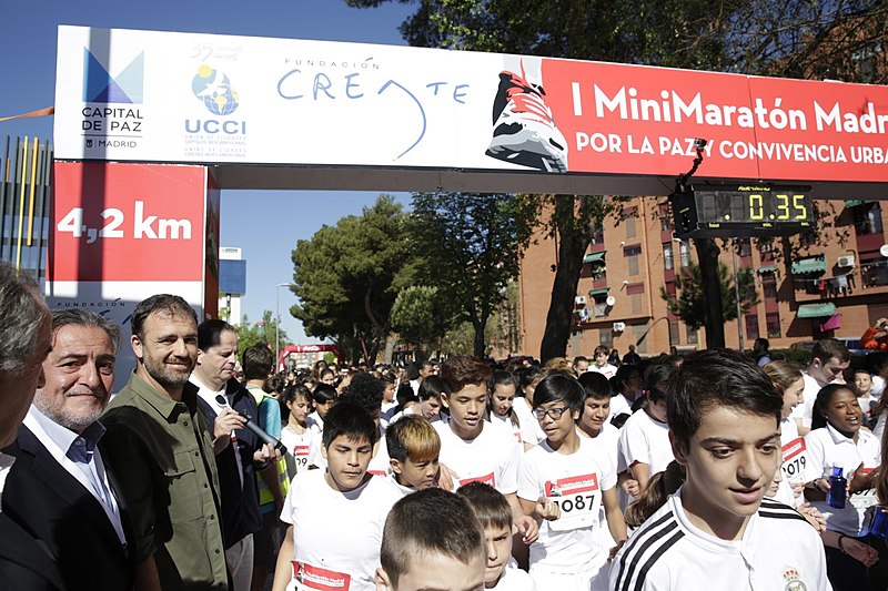 File:Más de 2.000 jóvenes corren la primera MiniMaratón por la paz y la convivencia urbana (03).jpg