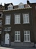 Huis, met trapgevel opzij.