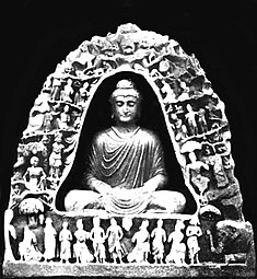 Vasudeva I.: Mamane Dheri Budha z napisom "Leto 89", verjetno Kaniškovega vladanja (216 n. št.)[118]