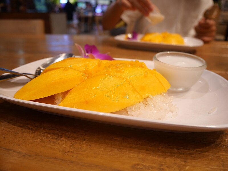 File:Mango sticky rice served in Thailand.jpg