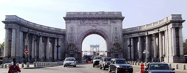 The triumphal arch and colonnade at the Manhattan entrance to the Manhattan Bridge