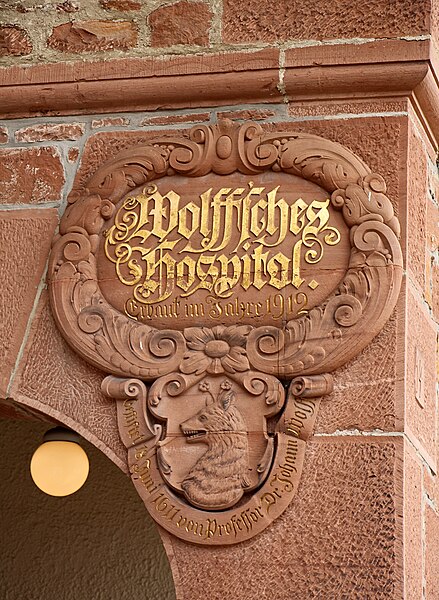 Wolffsches Hospital Bauinschrift von 1912