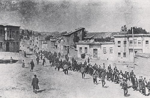 1915年4月、オスマン帝国軍の武装兵により追い立てられるアルメニア人