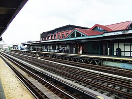 Marcy Avenue - BMT Manhattan lié platform.jpg