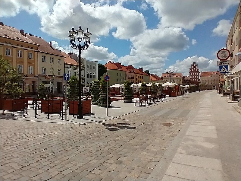 File:Market square, Bartoszyce (2).jpg