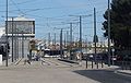 Le tramway arrivant à la station Saint-Pierre, au fond le centre de commande et le dépôt de tramway.