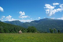 Panoramă a munților Mia și Matajur, în Prealpii Iulieni