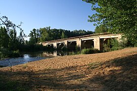 Puente antiguo sobre el río Cea