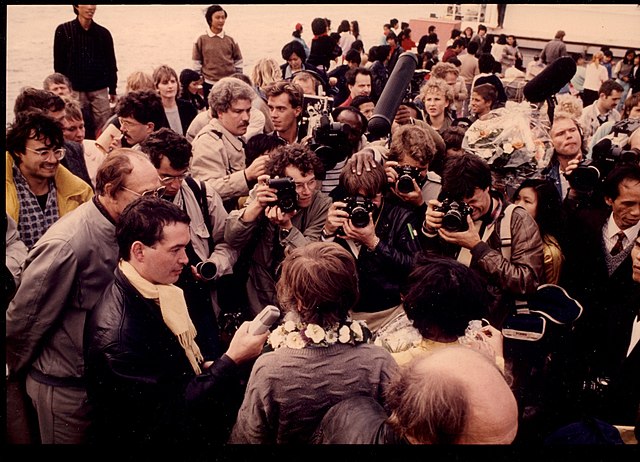 Media greeting Cap Anamur II's Rupert Neudeck in Hamburg, 1986 at a press conference