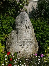 Gedenkstein bei der Pfarrkirche für den Gründer der Gesellschaft der 101 Bürger