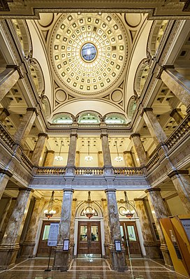 Milwaukee_Public_Library_interior_lobby_and_ceiling_2012.jpg 2.726 MP