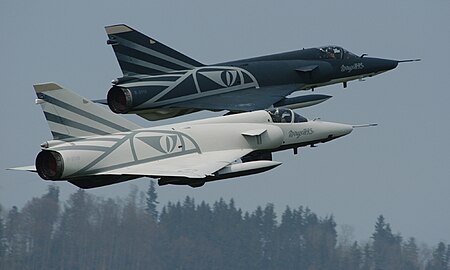 Lors du concours de reconnaissance de l'OTAN Recce Meet 2003, deux des trois Mirage de reconnaissance IIIRS l'ayant remportés étaient les Black & White de l'Escadrille 10 (en) de Dübendorf, peints ainsi pour leur dernière année de service[145].