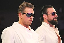 The Miz (solda) ve onun dublör çifti Damien Mizdow, Eylül 2014