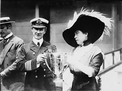 Margaret Brown (right) giving Captain Arthur Henry Rostron a golden award for his service in the rescue of the Titanic's survivors